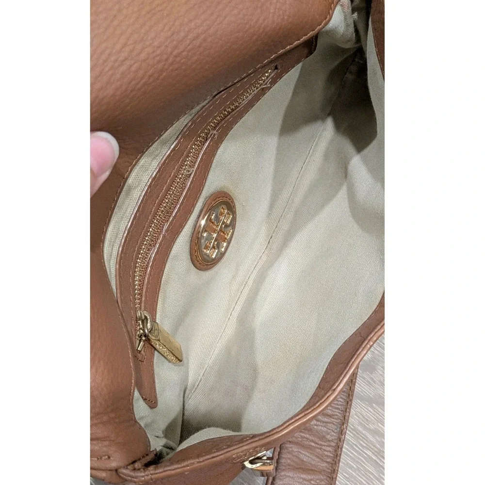 Tory Burch Amanda Clutch Bag Royal Tan Leather Gold Logo Chain Crossbody